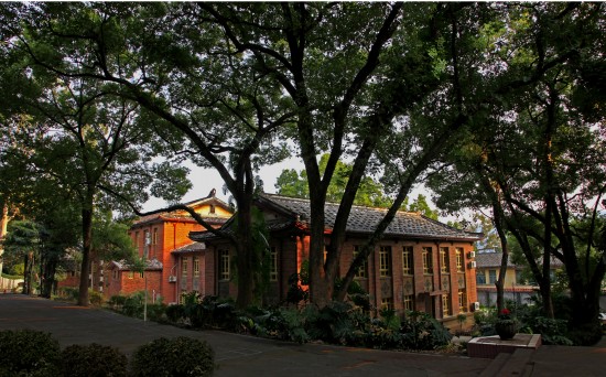 晨曦中的辦公樓